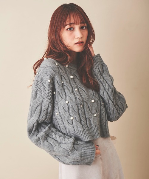 31 Sons de mode（トランテアン　ソン　ドゥ　モード）の「パール付きケーブルニット（ニット/セーター・レディース・ライトグレー/オフホワイト/ブラック/ブルー・36）」の3枚目の写真