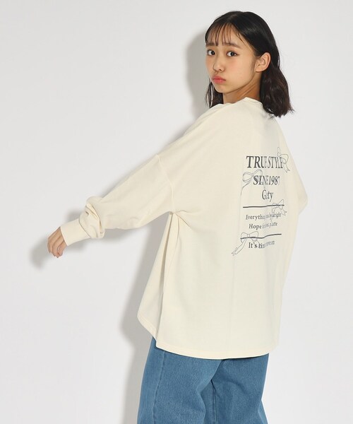 PINK-latte(ピンクラテ)の「◆バックグラフィックチュニックプルオーバー(Tシャツ/カットソー・キッズ・アイボリー/グリーン系・15 /16/14)」の12枚目の写真