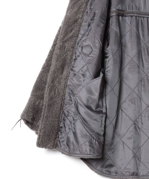 JNBY(ジェーエヌビーワイ)の「Diamond-shaped Embossed Wool-blend Duffle Jacket(ダッフルコート・レディース・ホワイト/ブラック・40/38/36)」の22枚目の写真