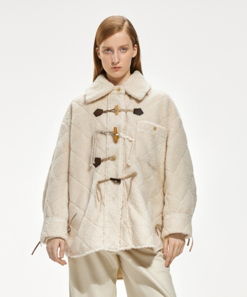 JNBY(ジェーエヌビーワイ)の「Diamond-shaped Embossed Wool-blend Duffle Jacket(ダッフルコート・レディース・ホワイト/ブラック・40/38/36)」の1枚目の写真