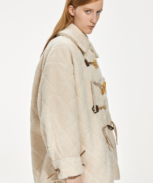 JNBY(ジェーエヌビーワイ)の「Diamond-shaped Embossed Wool-blend Duffle Jacket(ダッフルコート・レディース・ホワイト/ブラック・40/38/36)」の8枚目の写真