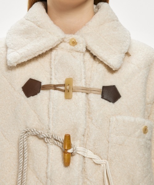 JNBY(ジェーエヌビーワイ)の「Diamond-shaped Embossed Wool-blend Duffle Jacket(ダッフルコート・レディース・ホワイト/ブラック・40/38/36)」の4枚目の写真