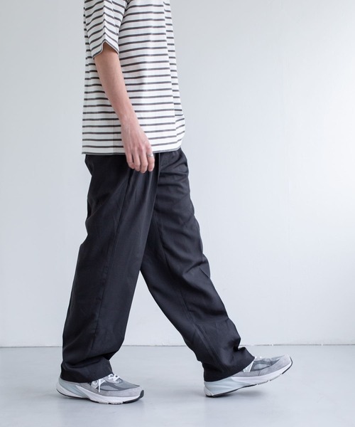 FORK&SPOON（フォークアンドスプーン）の「FORK&SPOON　ハイツイストツータックパンツ（その他パンツ・メンズ・ブラック/ネイビー・4/5）」の4枚目の写真