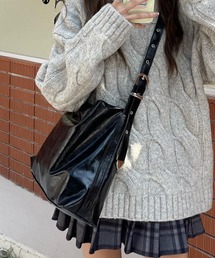 フェイクレザー大容量ショルダーバッグ ユニークアイレット