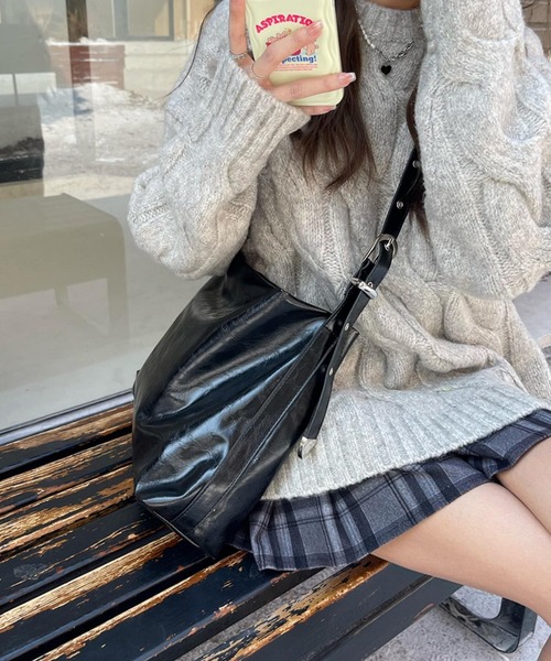 LA VORAGINE(ラ ヴォラジネ)の「フェイクレザー大容量ショルダーバッグ ユニークアイレット(ショルダーバッグ・レディース・ブラック・FREE)」の3枚目の写真