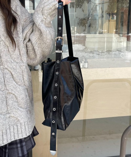 LA VORAGINE(ラ ヴォラジネ)の「フェイクレザー大容量ショルダーバッグ ユニークアイレット(ショルダーバッグ・レディース・ブラック・FREE)」の4枚目の写真