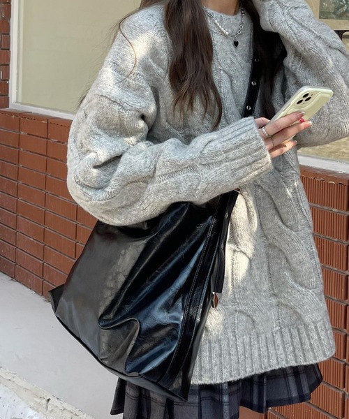 LA VORAGINE(ラ ヴォラジネ)の「フェイクレザー大容量ショルダーバッグ ユニークアイレット(ショルダーバッグ・レディース・ブラック・FREE)」の5枚目の写真