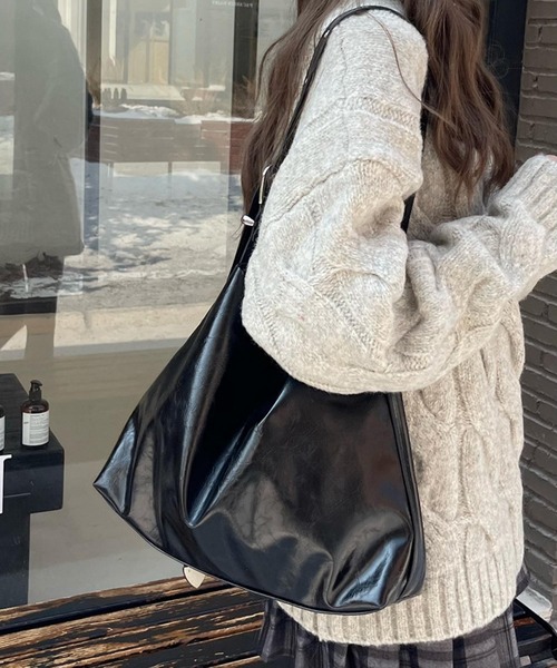 LA VORAGINE(ラ ヴォラジネ)の「フェイクレザー大容量ショルダーバッグ ユニークアイレット(ショルダーバッグ・レディース・ブラック・FREE)」の6枚目の写真