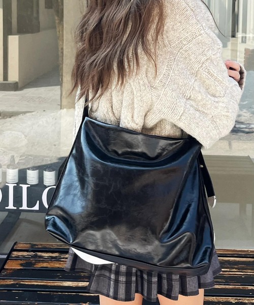 セール】フェイクレザー大容量ショルダーバッグ ユニークアイレット