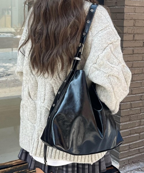 セール】フェイクレザー大容量ショルダーバッグ ユニークアイレット