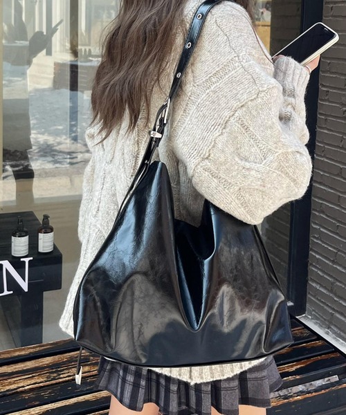 LA VORAGINE(ラ ヴォラジネ)の「フェイクレザー大容量ショルダーバッグ ユニークアイレット(ショルダーバッグ・レディース・ブラック・FREE)」の10枚目の写真