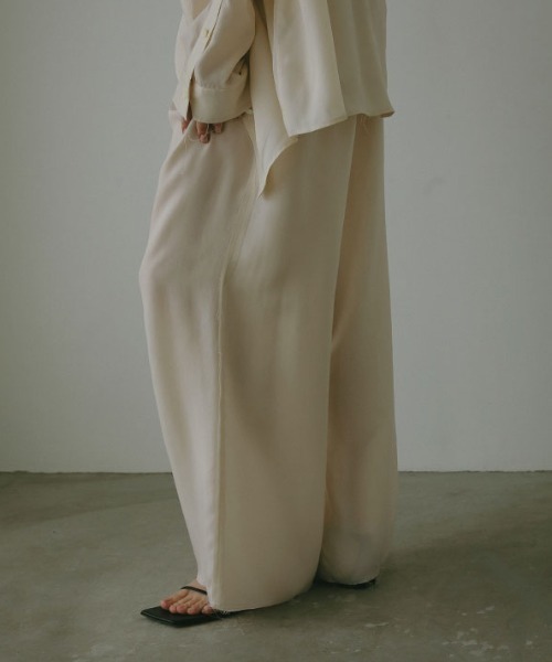 ETRE TOKYO(エトレトウキョウ)の「カットオフキュプラリラックスパンツ(その他パンツ・レディース・ブラック/オフホワイト/グレー・S/M)」の2枚目の写真