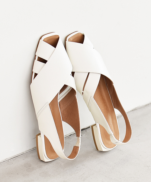 Au BANNISTER（オゥバニスター）の「スリングバックオープントゥフラットサンダル（サンダル・レディース・ホワイト/ブラック/その他・37/38/36）」の2枚目の写真