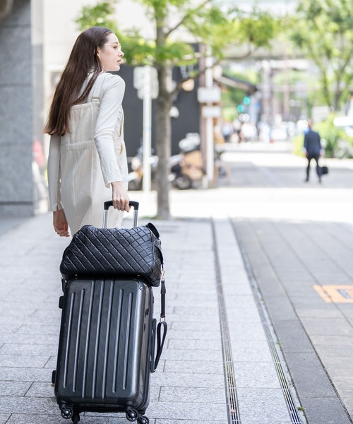 HAYNI（ヘイニ）の「Loche Quilted Boston Bag ロシェキルティングボストン Lサイズ（ボストンバッグ・レディース・ブラック・FREE）」の15枚目の写真