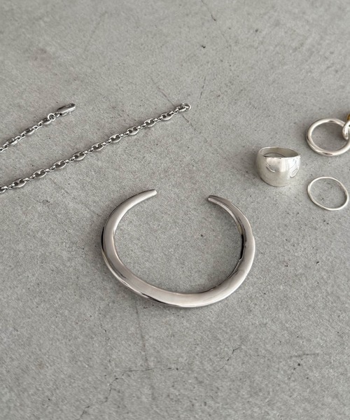 CANAL JEAN（キャナルジーン）の「Pt　ツイストバングル（バングル/リストバンド・レディース・シルバー・ONE SIZE）」の2枚目の写真