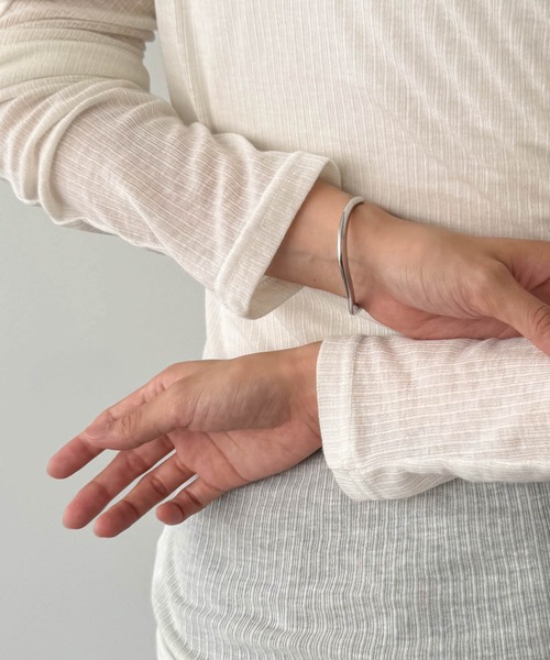 CANAL JEAN（キャナルジーン）の「Pt　ツイストバングル（バングル/リストバンド・レディース・シルバー・ONE SIZE）」の3枚目の写真