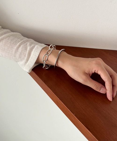 CANAL JEAN（キャナルジーン）の「Pt　ツイストバングル（バングル/リストバンド・レディース・シルバー・ONE SIZE）」の4枚目の写真