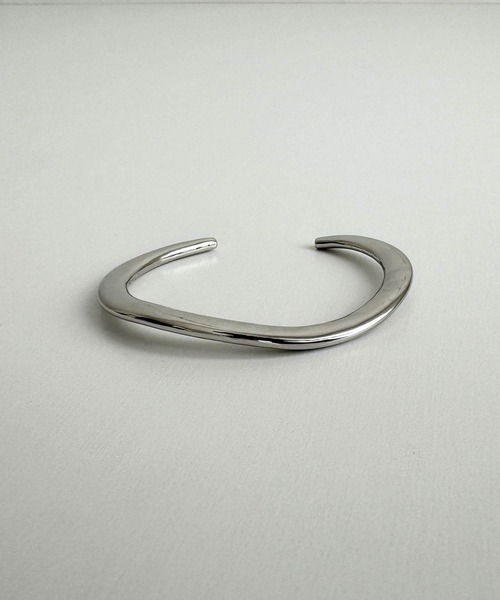 CANAL JEAN（キャナルジーン）の「Pt　ツイストバングル（バングル/リストバンド・レディース・シルバー・ONE SIZE）」の7枚目の写真
