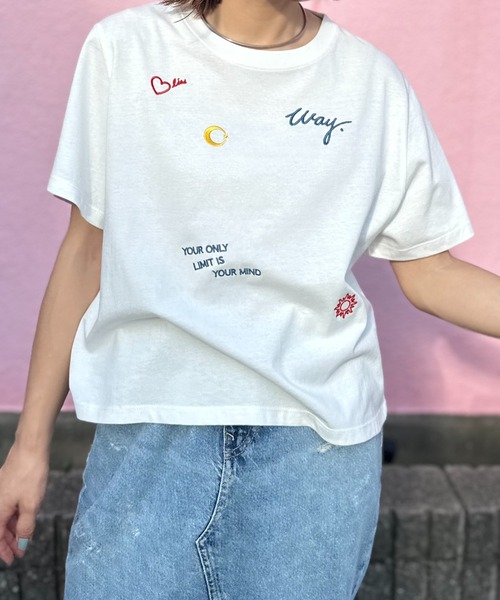 mi via loca(ミヴィアロカ)の「カラー刺繍コンパクトTシャツ(Tシャツ/カットソー・レディース・ベージュ/オフホワイト/スミクロ・FREE)」の2枚目の写真