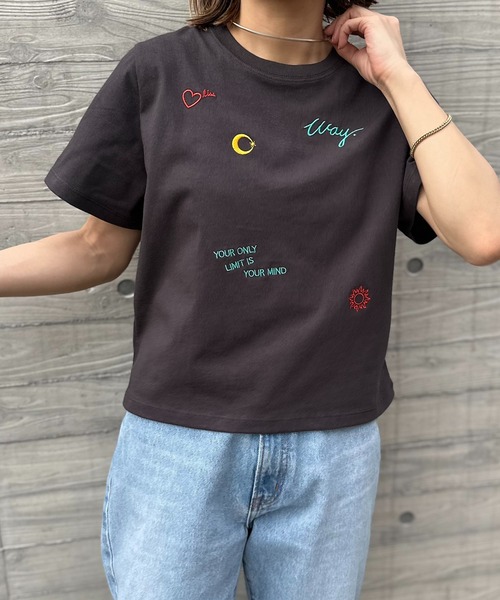 mi via loca(ミヴィアロカ)の「カラー刺繍コンパクトTシャツ(Tシャツ/カットソー・レディース・ベージュ/オフホワイト/スミクロ・FREE)」の4枚目の写真
