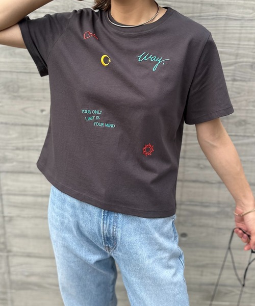 mi via loca(ミヴィアロカ)の「カラー刺繍コンパクトTシャツ(Tシャツ/カットソー・レディース・ベージュ/オフホワイト/スミクロ・FREE)」の7枚目の写真