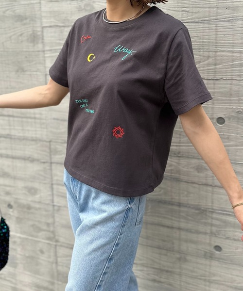 mi via loca(ミヴィアロカ)の「カラー刺繍コンパクトTシャツ(Tシャツ/カットソー・レディース・ベージュ/オフホワイト/スミクロ・FREE)」の8枚目の写真
