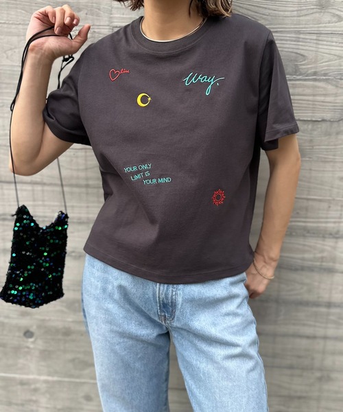 mi via loca(ミヴィアロカ)の「カラー刺繍コンパクトTシャツ(Tシャツ/カットソー・レディース・ベージュ/オフホワイト/スミクロ・FREE)」の11枚目の写真