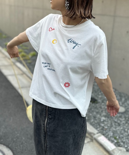 mi via loca(ミヴィアロカ)の「カラー刺繍コンパクトTシャツ(Tシャツ/カットソー・レディース・ベージュ/オフホワイト/スミクロ・FREE)」の21枚目の写真