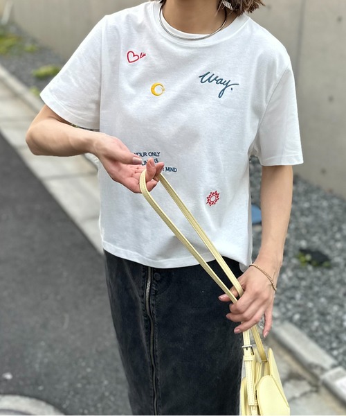 mi via loca(ミヴィアロカ)の「カラー刺繍コンパクトTシャツ(Tシャツ/カットソー・レディース・ベージュ/オフホワイト/スミクロ・FREE)」の22枚目の写真