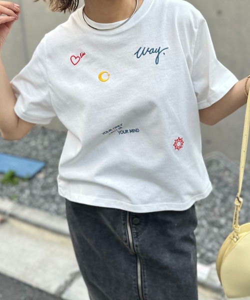 mi via loca(ミヴィアロカ)の「カラー刺繍コンパクトTシャツ(Tシャツ/カットソー・レディース・ベージュ/オフホワイト/スミクロ・FREE)」の18枚目の写真