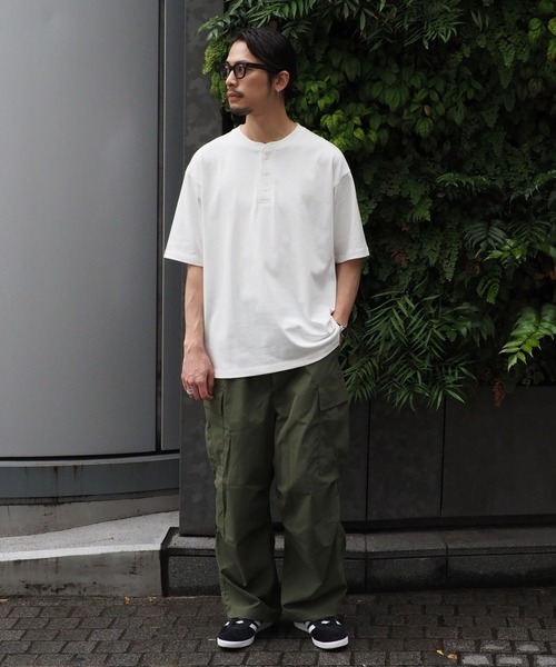 B:MING by BEAMS(ビーミングバイビームス)の「【WEB限定/ユニセックス】ヘビーウェイト 3ボタン ヘンリーネック Tシャツ(Tシャツ/カットソー・メンズ・ブラック/ブルー系その他/オフホワイト・XL/L/M/S)」の4枚目の写真