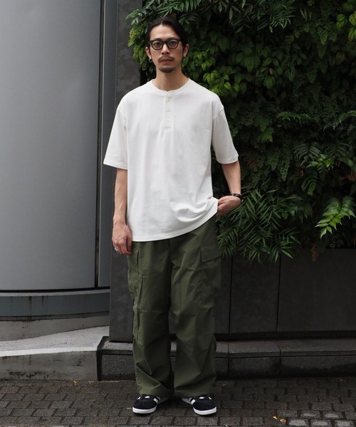 B:MING by BEAMS(ビーミングバイビームス)の「【WEB限定/ユニセックス】ヘビーウェイト 3ボタン ヘンリーネック Tシャツ(Tシャツ/カットソー・メンズ・ブラック/ブルー系その他/オフホワイト・XL/L/M/S)」の5枚目の写真