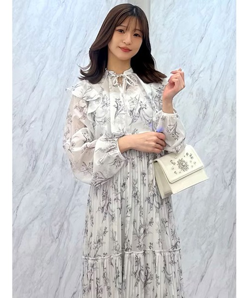 MERCURYDUO(マーキュリーデュオ)の「花柄フラワープリーツティアードワンピース(ワンピース・レディース・オフホワイト/ライトブルー/ベビーピンク・MEDIUM/SMALL)」の6枚目の写真