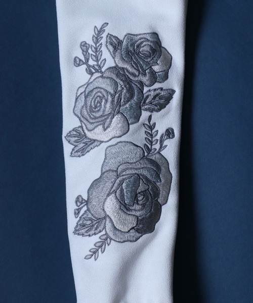 ANPAS(アンパス)の「Faux Suede Flower Embroidery Oversized Sweatshirt/フェイクスエード 袖フラワー刺繍 ワンポイント スウェット トップス トレーナー メンズ(スウェット・メンズ・オフホワイト/グレー/チャコール・M/L)」の8枚目の写真
