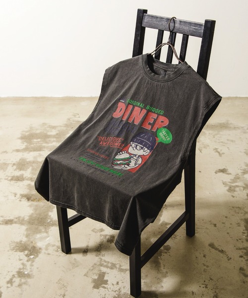 Revo.(レボ)の「ヴィンテージライク ピグメント加工 アソート グラフィック オーバーサイズ ノースリーブ プリントTシャツ バックプリント(Tシャツ/カットソー・メンズ・ブラック/ブラック系その他/ブラック系その他2/ブラック系その他3/ブラック系その他4/ブラック系その他5/ブラック系その他7/チャコールグレー/グレー系その他/グレー系その他2/モカ/ブラウン系その他/ブラック系/ブラック系1/グレー系その他3/グレー系その他4/グレー系その他5/グレー系その他7/グレー系/グレー系1/ブラック系その他6/グレー系その他6/ブラウン系その他2/ブラウン系その他3・M/L/XL)」の13枚目の写真