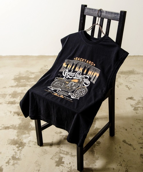 Revo.(レボ)の「ヴィンテージライク ピグメント加工 アソート グラフィック オーバーサイズ ノースリーブ プリントTシャツ バックプリント(Tシャツ/カットソー・メンズ・ブラック/ブラック系その他/ブラック系その他2/ブラック系その他3/ブラック系その他4/ブラック系その他5/ブラック系その他7/チャコールグレー/グレー系その他/グレー系その他2/モカ/ブラウン系その他/ブラック系/ブラック系1/グレー系その他3/グレー系その他4/グレー系その他5/グレー系その他7/グレー系/グレー系1/ブラック系その他6/グレー系その他6/ブラウン系その他2/ブラウン系その他3・M/L/XL)」の4枚目の写真