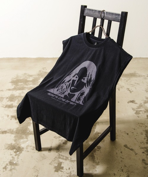 Revo.(レボ)の「ヴィンテージライク ピグメント加工 アソート グラフィック オーバーサイズ ノースリーブ プリントTシャツ バックプリント(Tシャツ/カットソー・メンズ・ブラック/ブラック系その他/ブラック系その他2/ブラック系その他3/ブラック系その他4/ブラック系その他5/ブラック系その他7/チャコールグレー/グレー系その他/グレー系その他2/モカ/ブラウン系その他/ブラック系/ブラック系1/グレー系その他3/グレー系その他4/グレー系その他5/グレー系その他7/グレー系/グレー系1/ブラック系その他6/グレー系その他6/ブラウン系その他2/ブラウン系その他3・M/L/XL)」の7枚目の写真