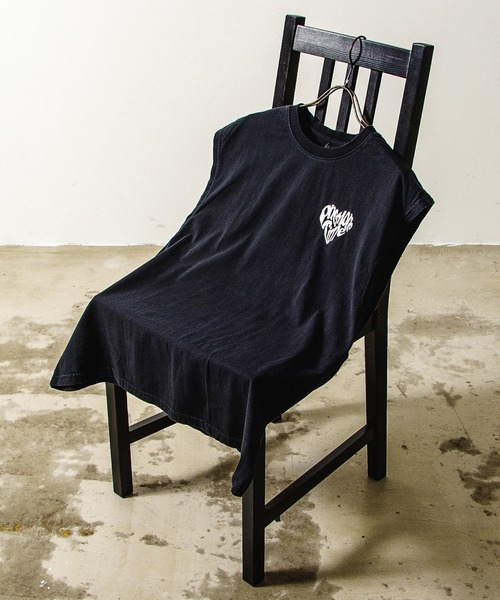 Revo.(レボ)の「ヴィンテージライク ピグメント加工 アソート グラフィック オーバーサイズ ノースリーブ プリントTシャツ バックプリント(Tシャツ/カットソー・メンズ・ブラック/ブラック系その他/ブラック系その他2/ブラック系その他3/ブラック系その他4/ブラック系その他5/ブラック系その他7/チャコールグレー/グレー系その他/グレー系その他2/モカ/ブラウン系その他/ブラック系/ブラック系1/グレー系その他3/グレー系その他4/グレー系その他5/グレー系その他7/グレー系/グレー系1/ブラック系その他6/グレー系その他6/ブラウン系その他2/ブラウン系その他3・M/L/XL)」の8枚目の写真