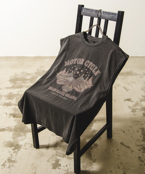 Revo.(レボ)の「ヴィンテージライク ピグメント加工 アソート グラフィック オーバーサイズ ノースリーブ プリントTシャツ バックプリント(Tシャツ/カットソー・メンズ・ブラック/ブラック系その他/ブラック系その他2/ブラック系その他3/ブラック系その他4/ブラック系その他5/ブラック系その他7/チャコールグレー/グレー系その他/グレー系その他2/モカ/ブラウン系その他/ブラック系/ブラック系1/グレー系その他3/グレー系その他4/グレー系その他5/グレー系その他7/グレー系/グレー系1/ブラック系その他6/グレー系その他6/ブラウン系その他2/ブラウン系その他3・M/L/XL)」の15枚目の写真