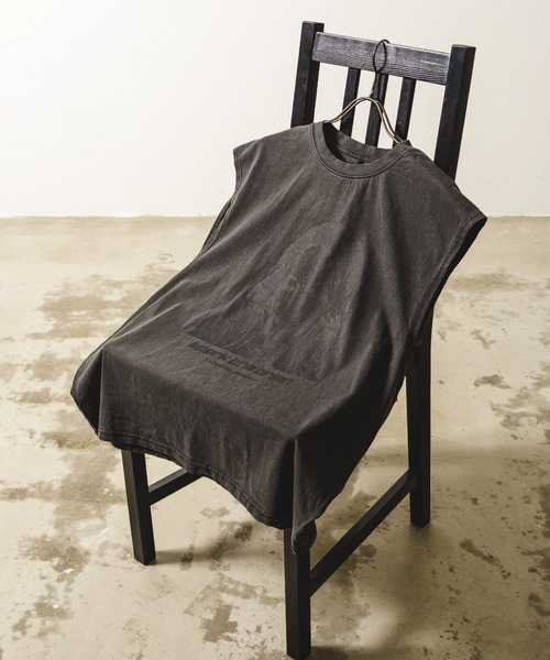 Revo.(レボ)の「ヴィンテージライク ピグメント加工 アソート グラフィック オーバーサイズ ノースリーブ プリントTシャツ バックプリント(Tシャツ/カットソー・メンズ・ブラック/ブラック系その他/ブラック系その他2/ブラック系その他3/ブラック系その他4/ブラック系その他5/ブラック系その他7/チャコールグレー/グレー系その他/グレー系その他2/モカ/ブラウン系その他/ブラック系/ブラック系1/グレー系その他3/グレー系その他4/グレー系その他5/グレー系その他7/グレー系/グレー系1/ブラック系その他6/グレー系その他6/ブラウン系その他2/ブラウン系その他3・M/L/XL)」の17枚目の写真