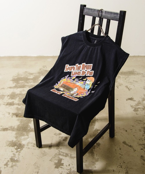 Revo.(レボ)の「ヴィンテージライク ピグメント加工 アソート グラフィック オーバーサイズ ノースリーブ プリントTシャツ バックプリント(Tシャツ/カットソー・メンズ・ブラック/ブラック系その他/ブラック系その他2/ブラック系その他3/ブラック系その他4/ブラック系その他5/ブラック系その他7/チャコールグレー/グレー系その他/グレー系その他2/モカ/ブラウン系その他/ブラック系/ブラック系1/グレー系その他3/グレー系その他4/グレー系その他5/グレー系その他7/グレー系/グレー系1/ブラック系その他6/グレー系その他6/ブラウン系その他2/ブラウン系その他3・M/L/XL)」の2枚目の写真