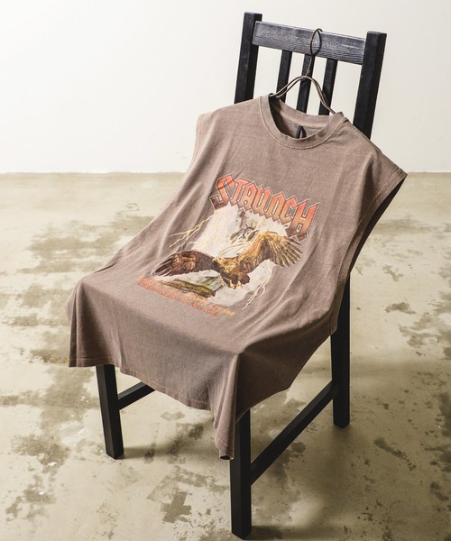 Revo.(レボ)の「ヴィンテージライク ピグメント加工 アソート グラフィック オーバーサイズ ノースリーブ プリントTシャツ バックプリント(Tシャツ/カットソー・メンズ・ブラック/ブラック系その他/ブラック系その他2/ブラック系その他3/ブラック系その他4/ブラック系その他5/ブラック系その他7/チャコールグレー/グレー系その他/グレー系その他2/モカ/ブラウン系その他/ブラック系/ブラック系1/グレー系その他3/グレー系その他4/グレー系その他5/グレー系その他7/グレー系/グレー系1/ブラック系その他6/グレー系その他6/ブラウン系その他2/ブラウン系その他3・M/L/XL)」の1枚目の写真