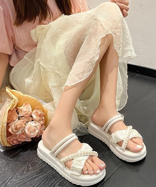 SHEPP(シープ)の「パール付き フラット 厚底 ギャザー EVAサンダル(サンダル・レディース・ホワイト/ブラック・M/L)」の9枚目の写真