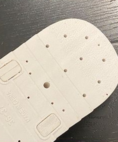 SHEPP(シープ)の「パール付き フラット 厚底 ギャザー EVAサンダル(サンダル・レディース・ホワイト/ブラック・M/L)」の13枚目の写真