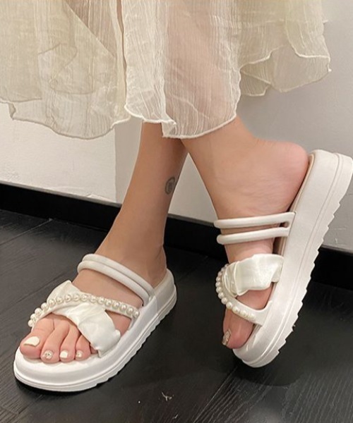 SHEPP(シープ)の「パール付き フラット 厚底 ギャザー EVAサンダル(サンダル・レディース・ホワイト/ブラック・M/L)」の14枚目の写真