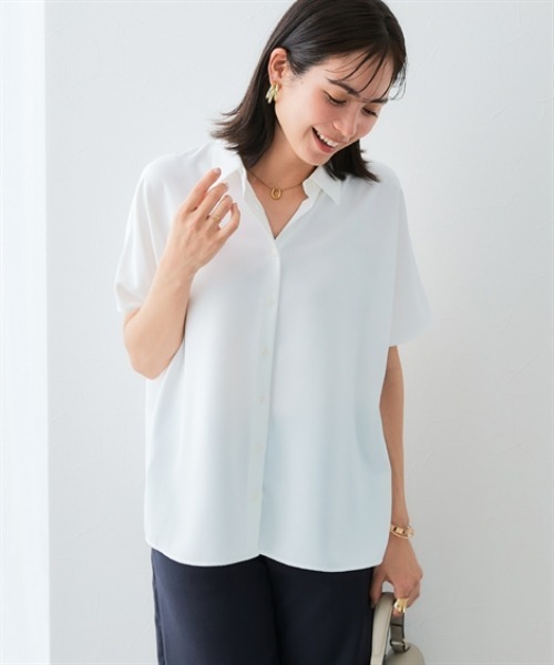 7days Life Styling(セブンデイズライフスタイリング)の「【UVカット/速乾】ストレッチパウダーサテンレギュラーカラードルマンスリーブシャツ(シャツ/ブラウス・レディース・グリーン/ネイビー/オフホワイト/グレイッシュベージュ・S/M/L/LL/3L)」の1枚目の写真