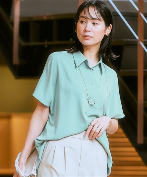 7days Life Styling(セブンデイズライフスタイリング)の「【UVカット/速乾】ストレッチパウダーサテンレギュラーカラードルマンスリーブシャツ(シャツ/ブラウス・レディース・グリーン/ネイビー/オフホワイト/グレイッシュベージュ・S/M/L/LL/3L)」の3枚目の写真