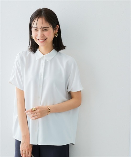 7days Life Styling(セブンデイズライフスタイリング)の「【UVカット/速乾】ストレッチパウダーサテンレギュラーカラードルマンスリーブシャツ(シャツ/ブラウス・レディース・グリーン/ネイビー/オフホワイト/グレイッシュベージュ・S/M/L/LL/3L)」の5枚目の写真