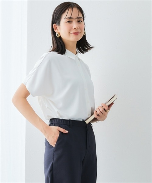 7days Life Styling(セブンデイズライフスタイリング)の「【UVカット/速乾】ストレッチパウダーサテンレギュラーカラードルマンスリーブシャツ(シャツ/ブラウス・レディース・グリーン/ネイビー/オフホワイト/グレイッシュベージュ・S/M/L/LL/3L)」の6枚目の写真