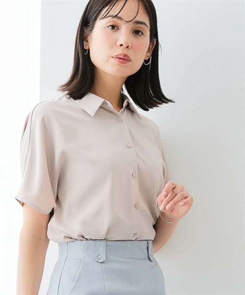 7days Life Styling(セブンデイズライフスタイリング)の「【UVカット/速乾】ストレッチパウダーサテンレギュラーカラードルマンスリーブシャツ(シャツ/ブラウス・レディース・グリーン/ネイビー/オフホワイト/グレイッシュベージュ・S/M/L/LL/3L)」の9枚目の写真